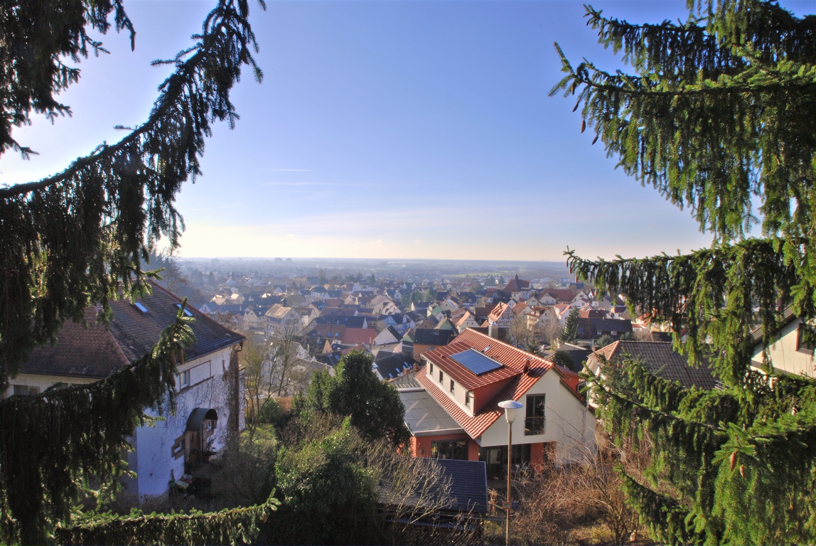 Der Blick vom Sonnenerker des Esszimmers aus gesehen. Der Blick in die Rheinebene ist nahezu unverbaubar. - Oliver Reifferscheid - Immobilienmakler Darmstadt