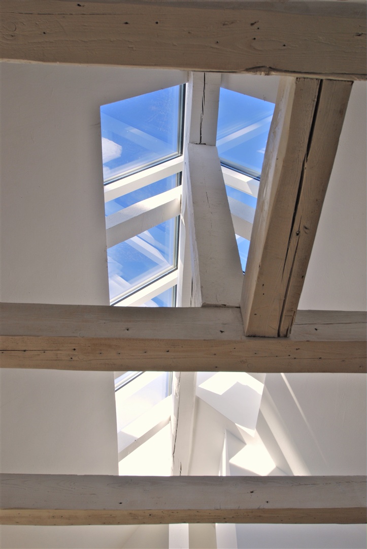 Aufwendige, freigelegte Dachkonstruktion im ca. 2001 neu erstellten Dachgeschoss - Oliver Reifferscheid - Immobilienmakler Darmstadt