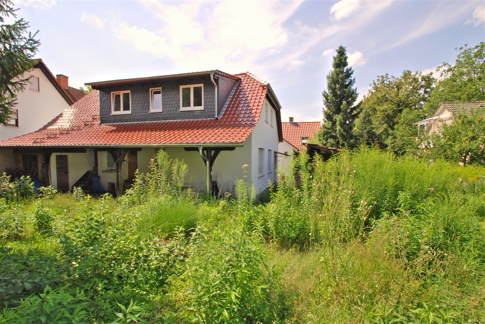 Das Grundstück liegt in bester Lage und verfügt über zwei Zufahrten. Das Haus ist auf die Grenze des Grundstücks gebaut. Es kann z.B. auch als Abrisshaus gekauft werden. Das entstehende Baufenster erlaubt durchaus ein größeres Einfamilienhaus. - Oliver Reifferscheid - Immobilienmakler Darmstadt