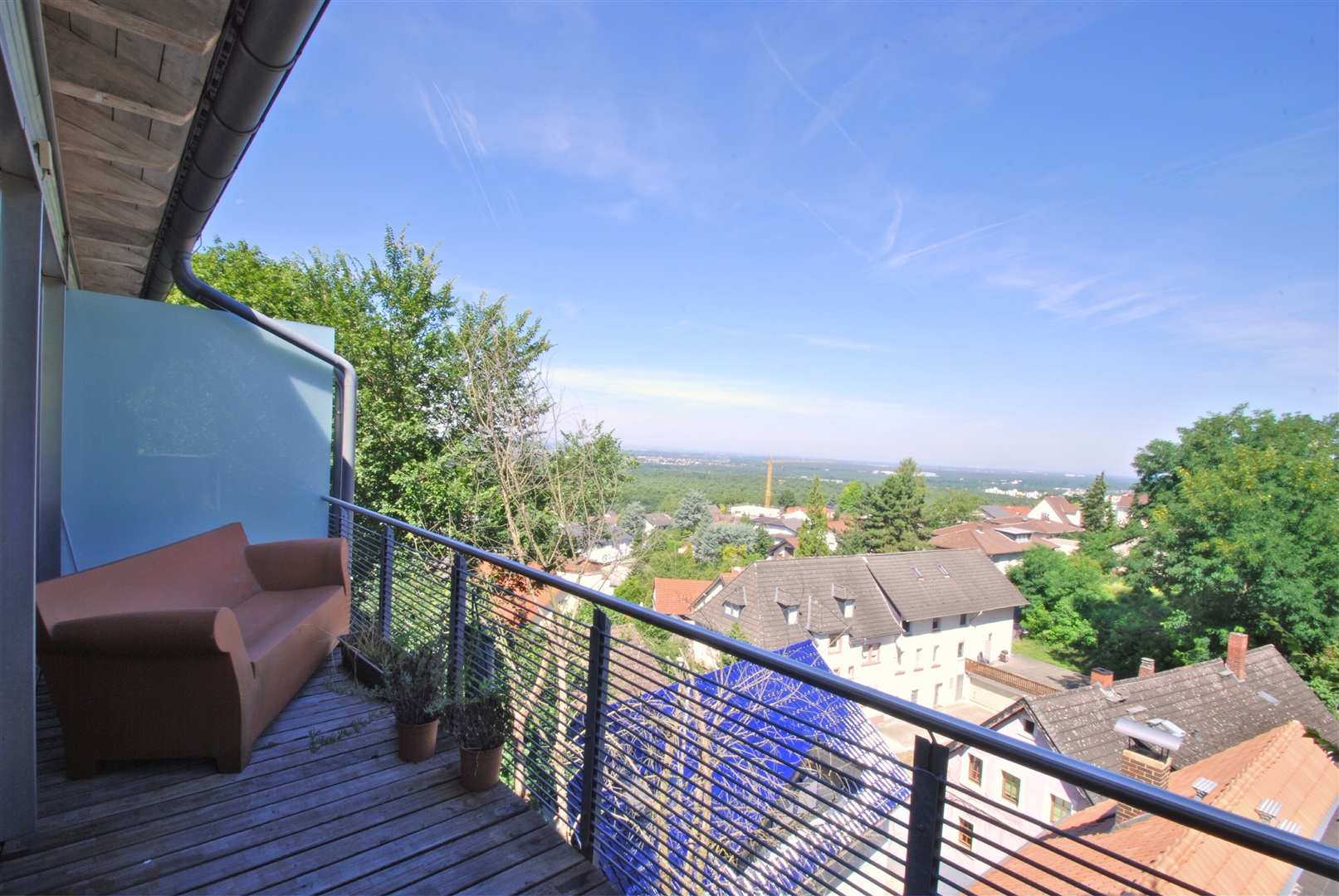 Terrasse mit Bangkirai Holzdielen vor dem Elternbereich. Panoramablick in die Rheinebene - Oliver Reifferscheid - Immobilienmakler Darmstadt