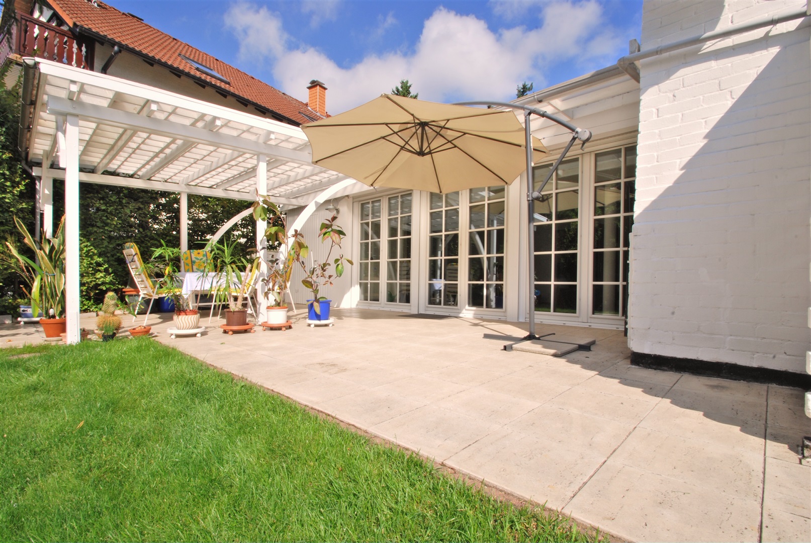 Sehr gepflegte Südterrasse mit Außenkamin - Oliver Reifferscheid - Immobilienmakler Darmstadt