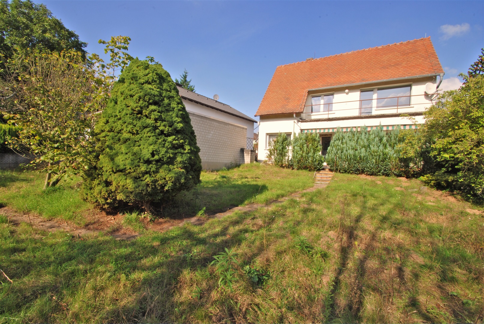 Der Garten ist fast perfekt nach Süden ausgerichtet. Das ca. 921 m² große Grundstück ist recht schön eingewachsen, und eher wild romantisch angelegt - Oliver Reifferscheid - Immobilienmakler Darmstadt