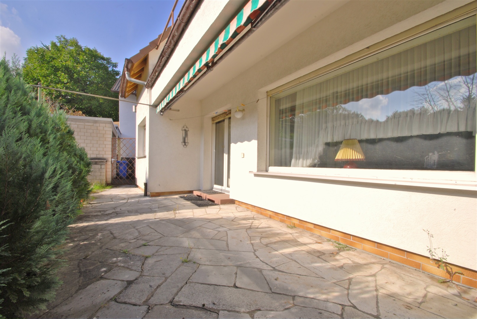 Südterrasse unmittelbar vor dem Wohnzimmer. Im Sokelbereich der Wand kann man die Dämmung mit Styropor erkennen. Der gesamte Altbau ist rund herum mit ca. 6 cm gedämmt worden - Oliver Reifferscheid - Immobilienmakler Darmstadt