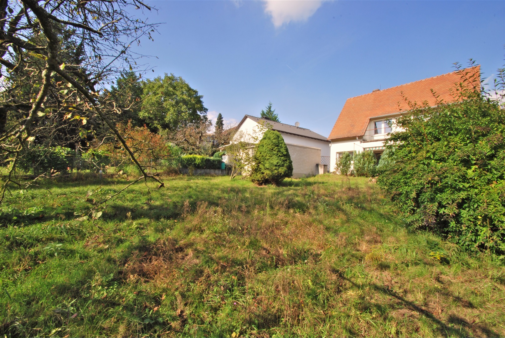 Auf dem Grundstück befindet sich eine Garage für einen Pkw. Das Dach des Altbaus ist mit ca. 6 cm Styropor als Zwischensparrendämmung gedämmt - Oliver Reifferscheid - Immobilienmakler Darmstadt