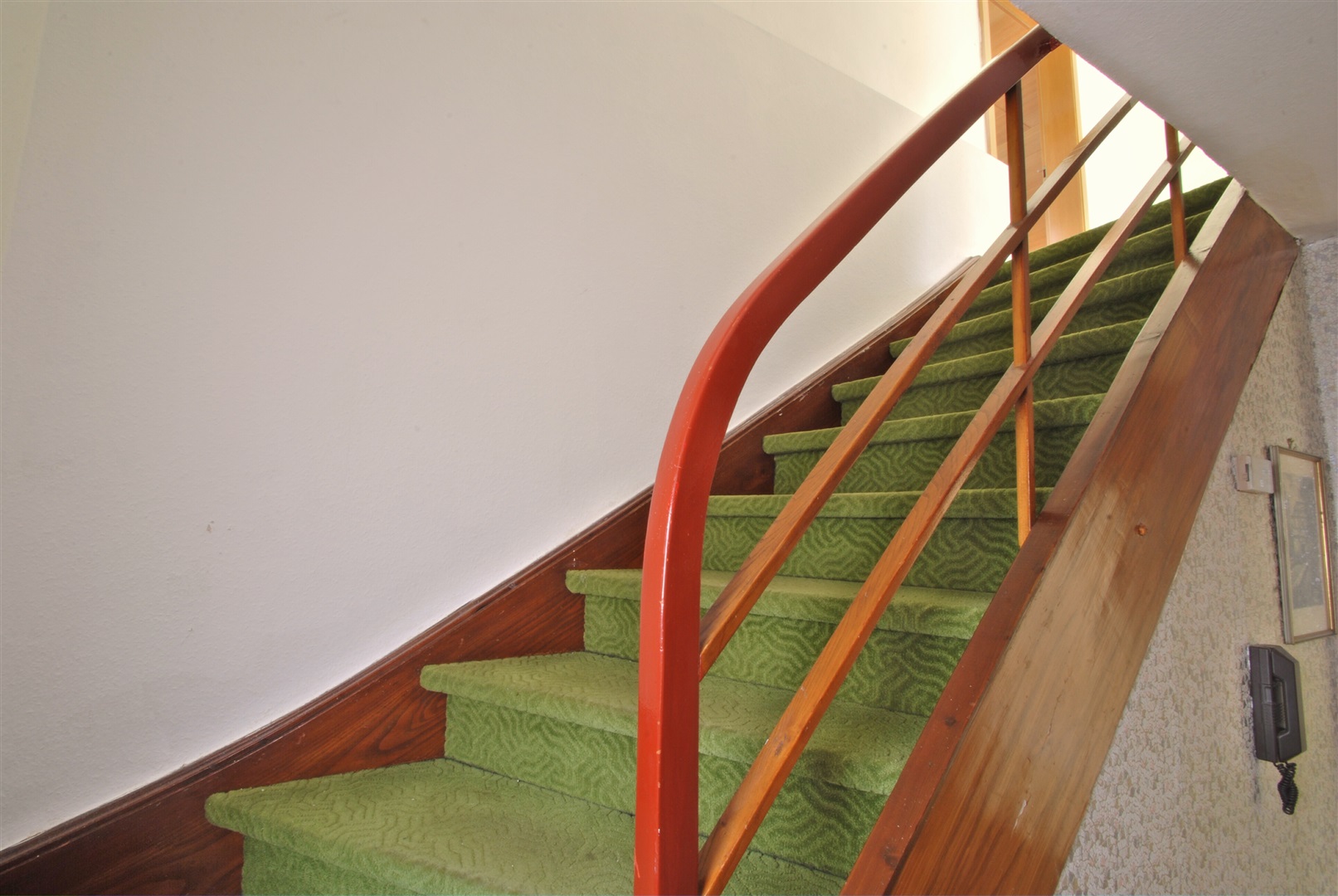 Schöne, originale Holztreppe mit schön geschwungenem Holzgeländer... - Oliver Reifferscheid - Immobilienmakler Darmstadt