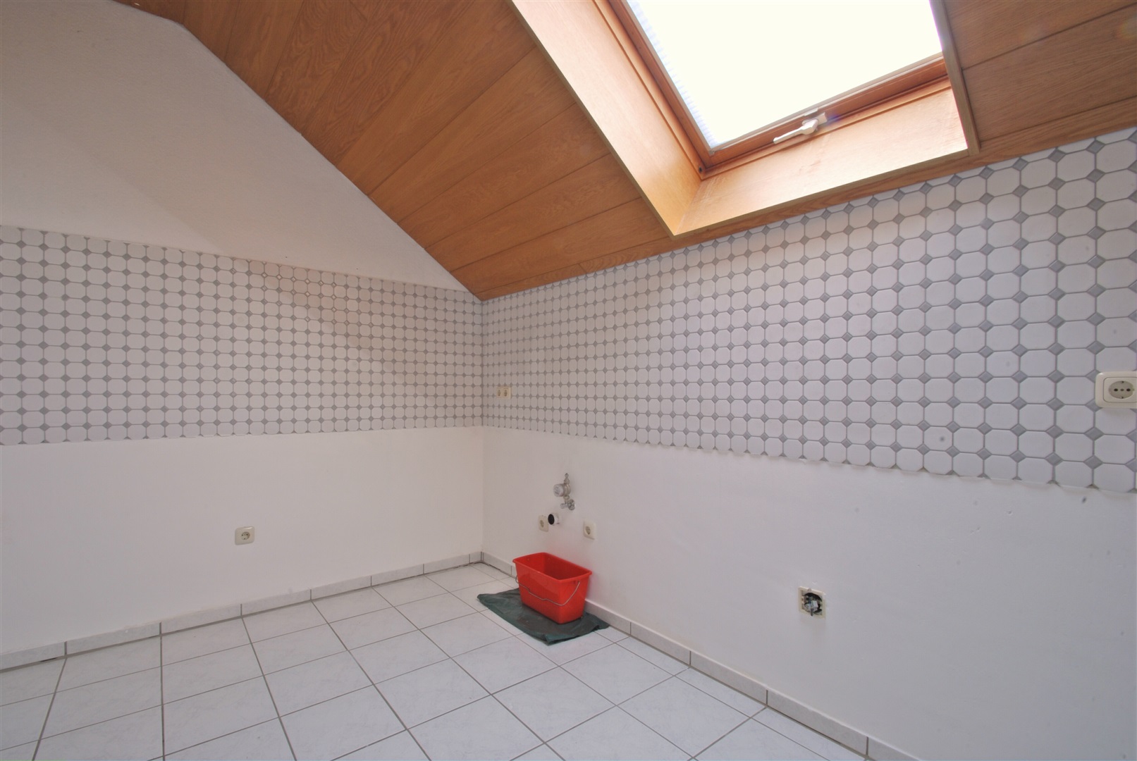 Küchenraum am großen Dachzimmer. Nutzung auch als Ankleidezimmer denkbar. - Oliver Reifferscheid - Immobilienmakler Darmstadt
