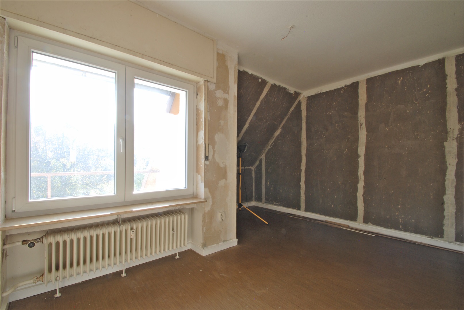 Ein weiteres Kinderzimmer mit Südausrichtung. Wem die hintere, gemütliche Bettniesche zu dunkel erscheint, kann diese leicht mit einem günstigen Dachflächenfenster erhellen.  - Oliver Reifferscheid - Immobilienmakler Darmstadt