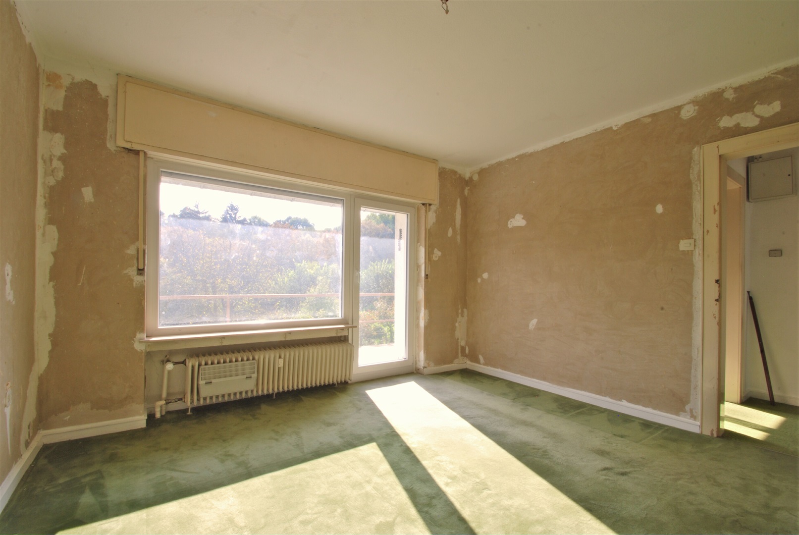 Wirklich sehr schönes, helles Kinderzimmer mit eigenem Balkon und großen Fensterflächen. Die doppelverglasten Kunststofffenster sind erst von 2012. Der Verkäufer hat bereits die Wände für Ihre Renovierung vorbereitet und hat hierfür die Tapeten entfernt - Oliver Reifferscheid - Immobilienmakler Darmstadt