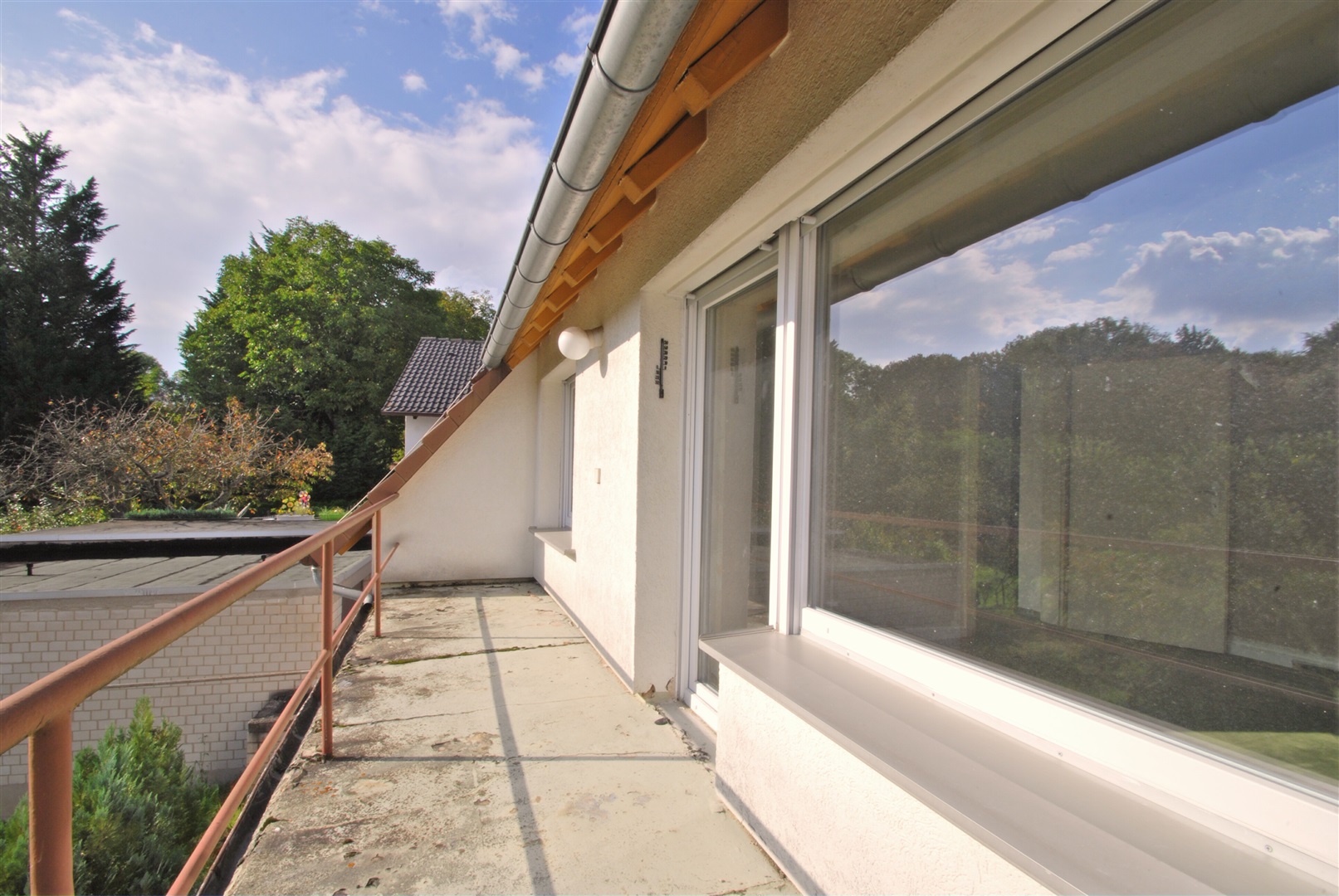Balkon im DG. die Fenster rechts sind erst von ca. 2012 - Oliver Reifferscheid - Immobilienmakler Darmstadt
