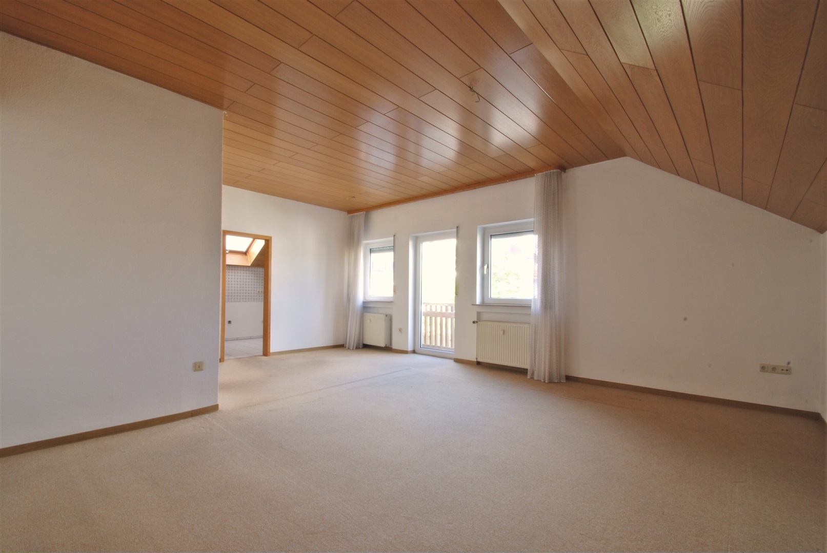 Sehr großes Hauptschlafzimmer im Neubau von ca. 1991 mit einem weiteren Raum der Anschlüsse für Küchengeräte hat. In der früheren Nutzung als Zweifamilienhaus, wurde dieser Raum als Küche genutzt. In der Nutzung als Einfamilienhaus, könnte man den raum al - Oliver Reifferscheid - Immobilienmakler Darmstadt
