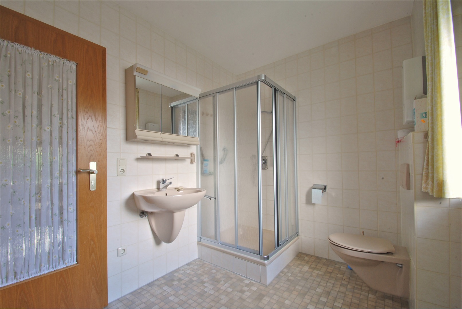 Tageslichtbad von ca. 1991 liegt direkt neben dem Schlafzimmer - Oliver Reifferscheid - Immobilienmakler Darmstadt