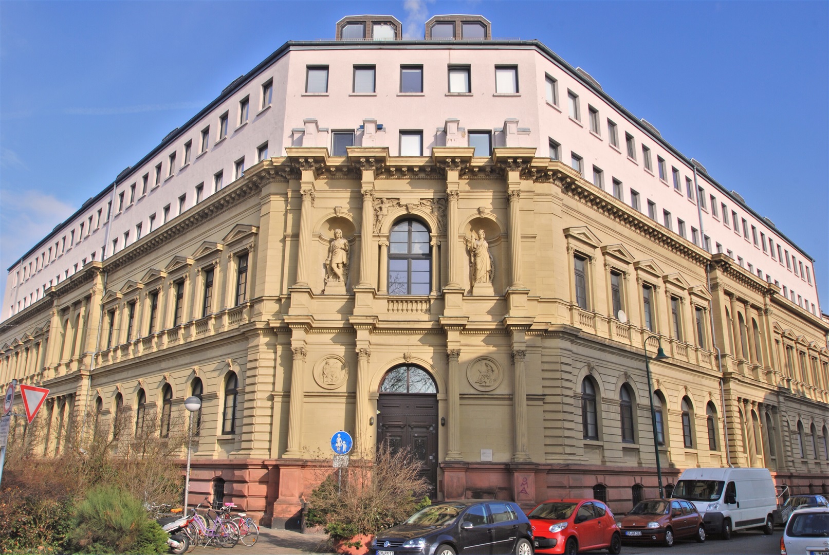 Auf der wunderschönen Altbaufassade wurden in den 80ern zwei eher funktionale Stockwerke aufgesetzt - Oliver Reifferscheid - Immobilienmakler Darmstadt