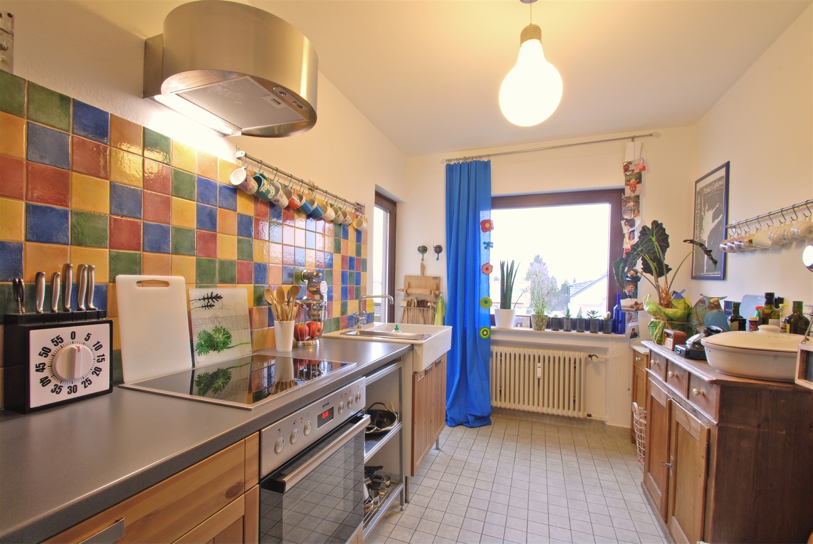 Seperate Küche mit Zugang zum Zweitbalkon. Schicker, bunter Fliesenspiegel - Oliver Reifferscheid - Immobilienmakler Darmstadt