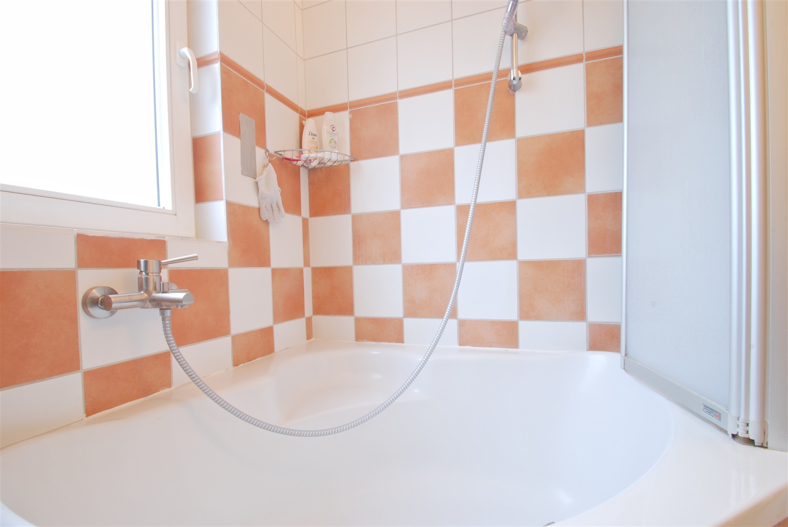 Mittelgroße, moderne Eckbadewanne - Oliver Reifferscheid - Immobilienmakler Darmstadt