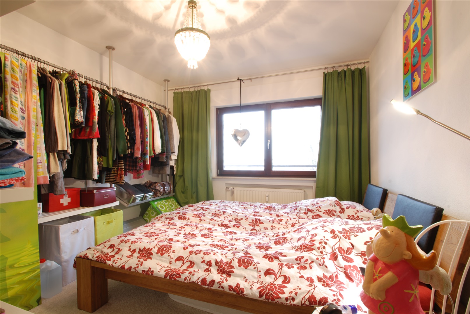 Hauptschlafzimmer mit Teppichboden und mittelgroßem Südfenster - Oliver Reifferscheid - Immobilienmakler Darmstadt
