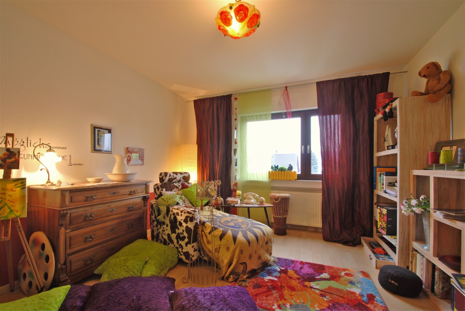 Mittelgroßes Kinderzimmer/Büro mit Laminatboden - Oliver Reifferscheid - Immobilienmakler Darmstadt
