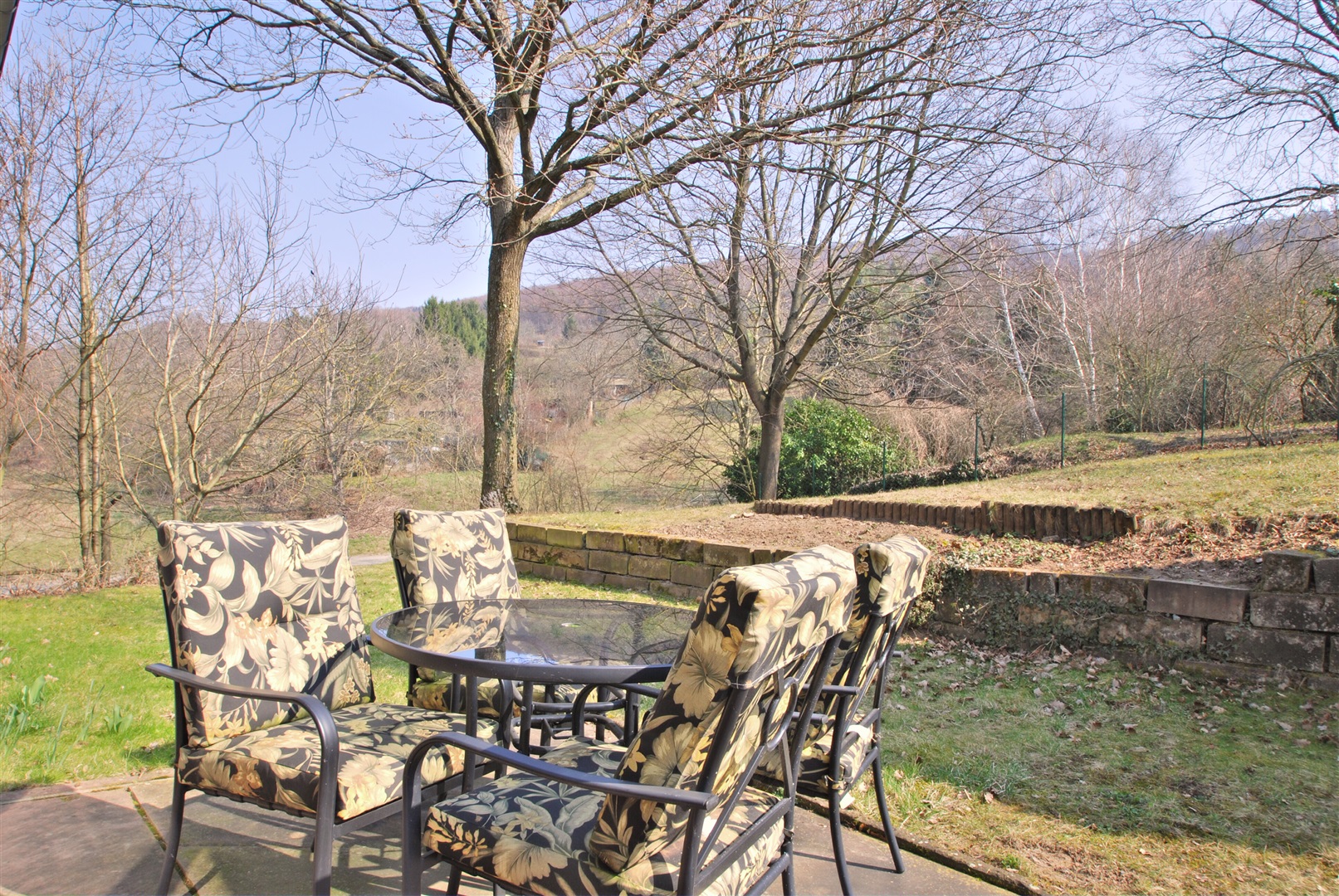 Idyllische Atmosphäre mit Blick über die nahen Felder und den Waldrand direkt bei Ihnen Zuhause - Oliver Reifferscheid - Immobilienmakler Darmstadt