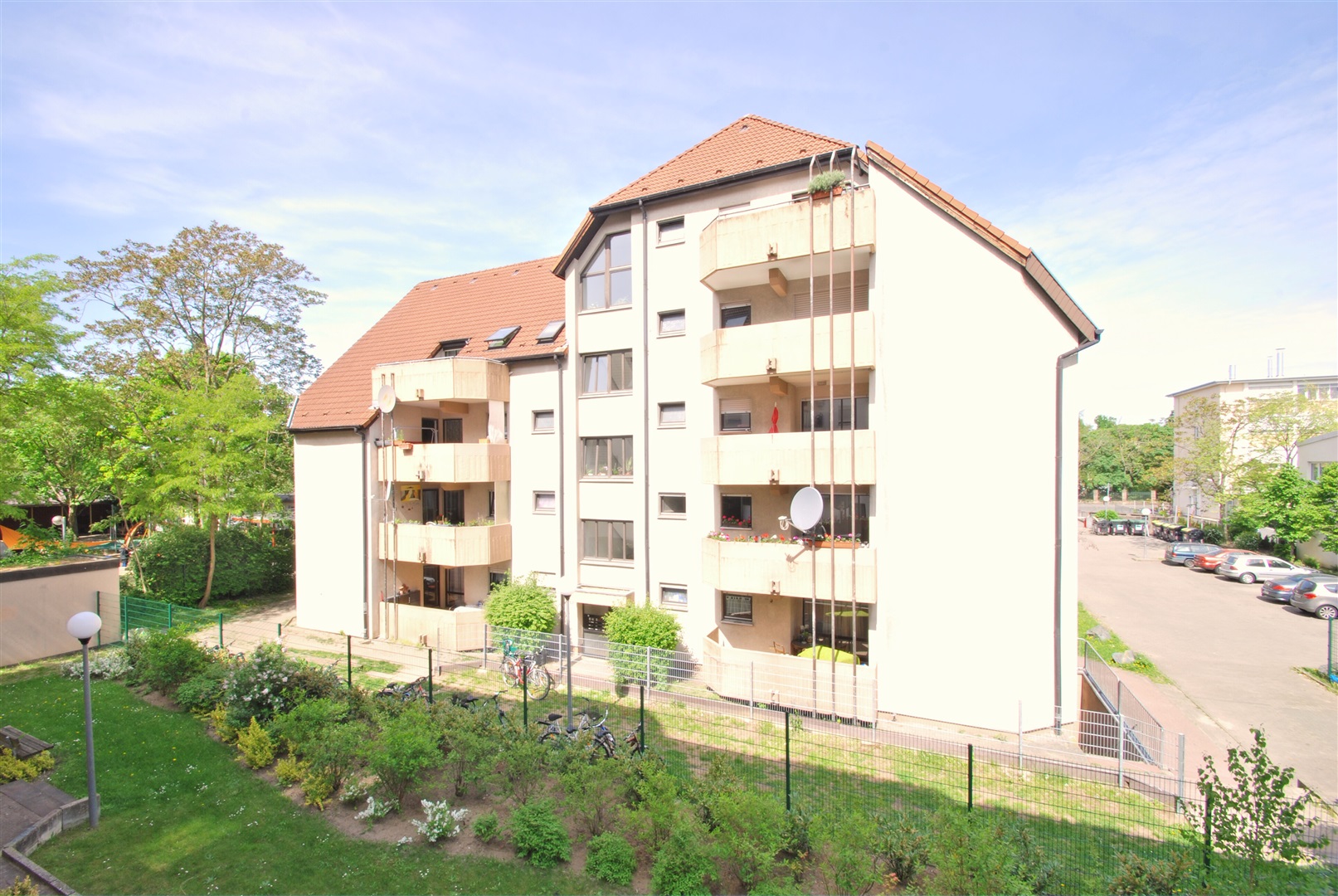 Mittelgroße, gepflegte Wohnanlage - Oliver Reifferscheid - Immobilienmakler Darmstadt
