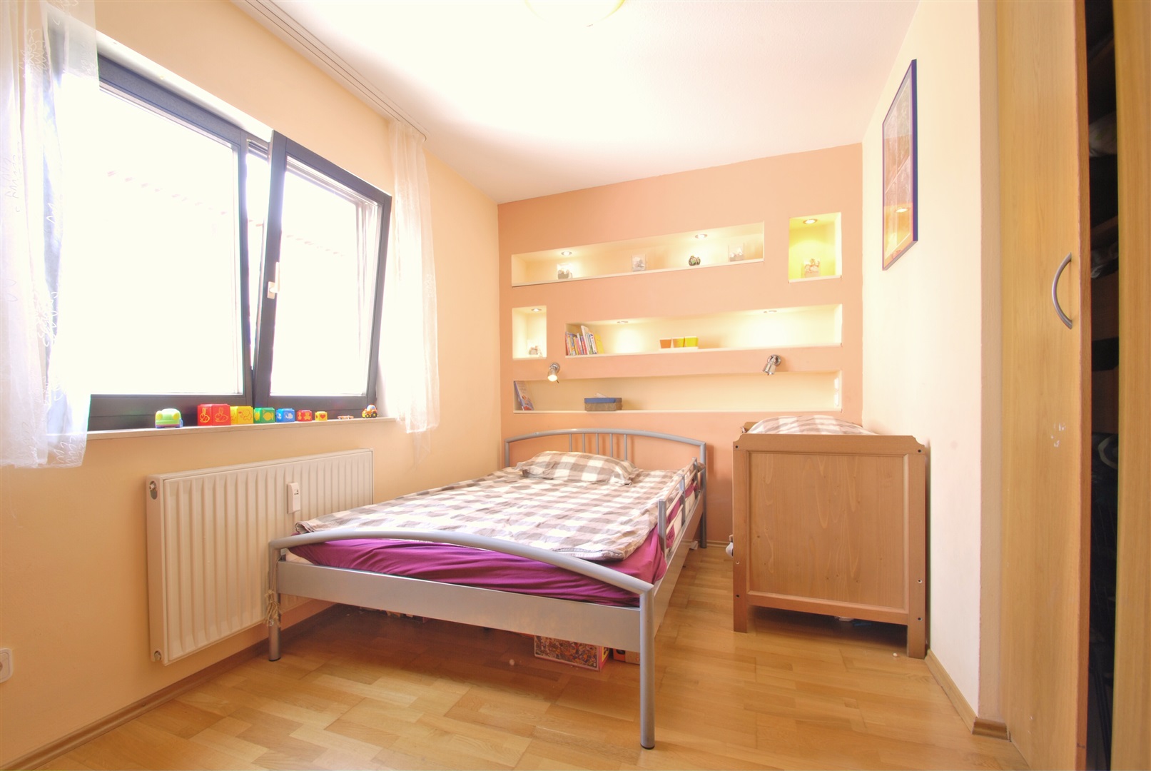 Lichtdurchflutetes Schlafzimmer mit manuell bedienbaren Rollläden - Oliver Reifferscheid - Immobilienmakler Darmstadt