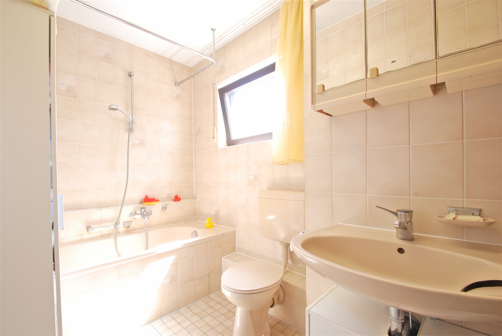 Tageslichtbadezimmer mit Badewanne, Waschtisch und WC - Oliver Reifferscheid - Immobilienmakler Darmstadt