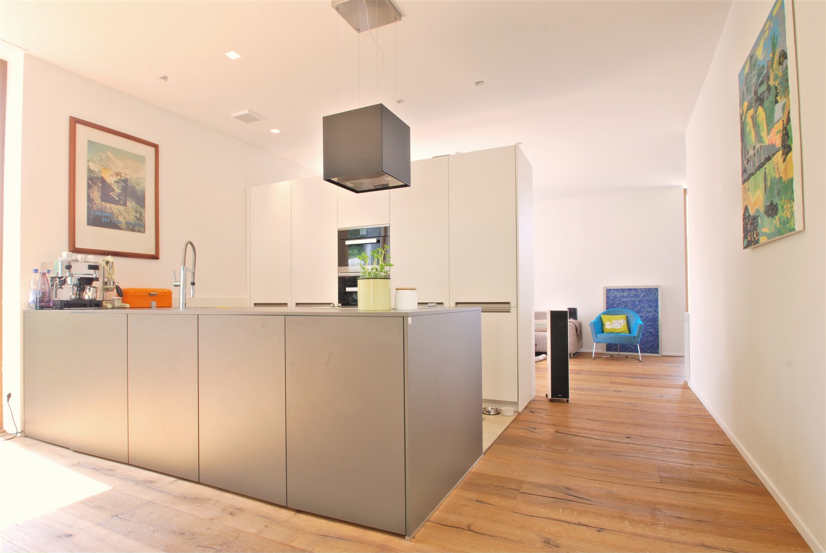 Offen gestalteter Küchenbereich mit einer modernen Einbauküche vom namenhaften Hersteller  - Oliver Reifferscheid - Immobilienmakler Darmstadt