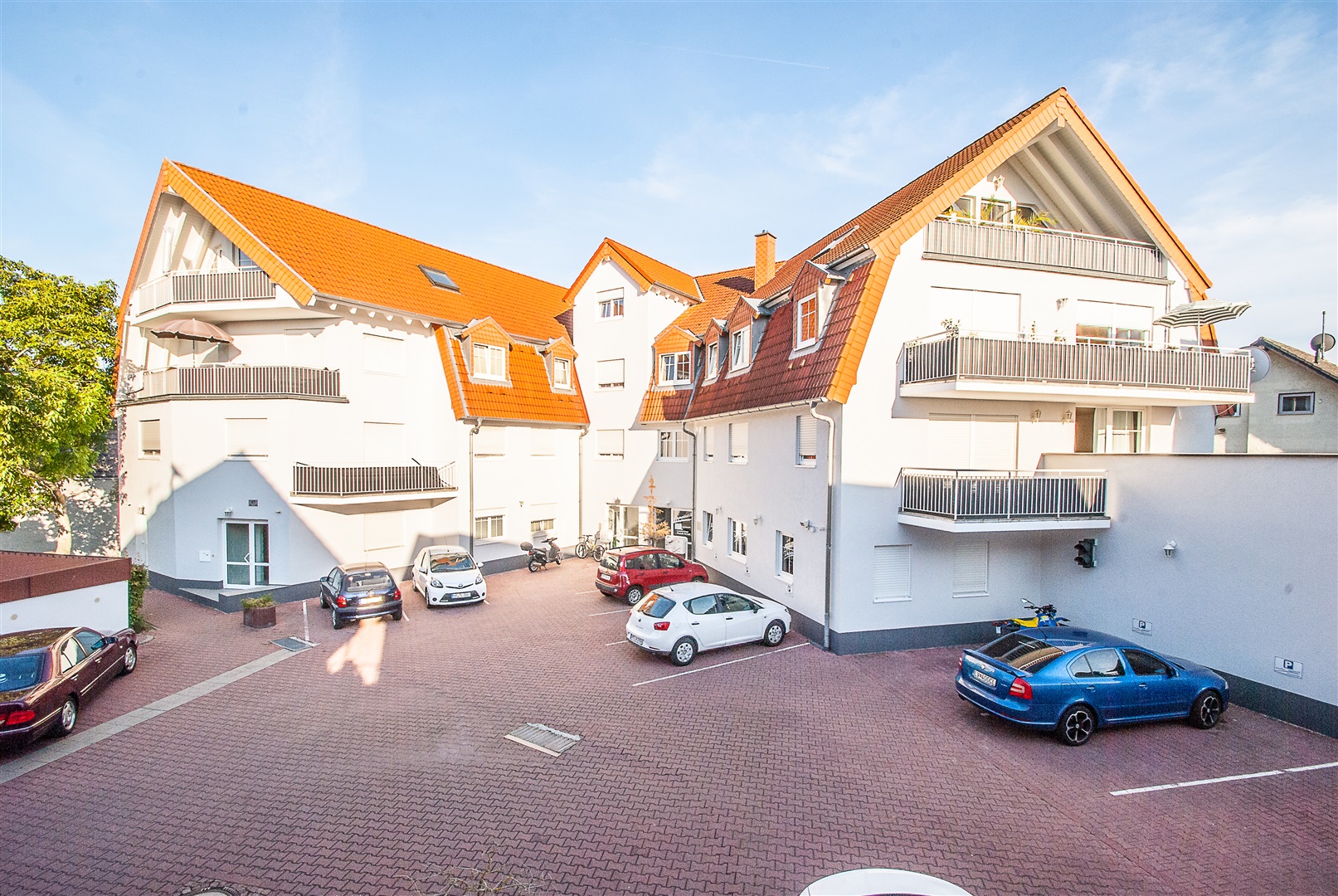 Brilliant erstelltes Mehrfamilienhaus, hochwertige Wohnungen mit super schönen und großen Balkonen und einer top Tiefgarage - Oliver Reifferscheid - Immobilienmakler Darmstadt