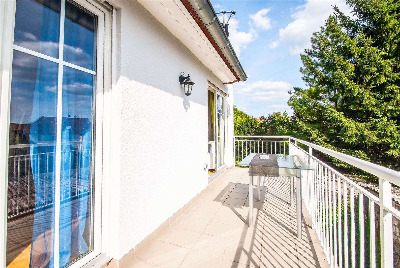Weiträumiger Balkon der Wohnung mit schönen Platten verlegt und Blick ins Grüne - Oliver Reifferscheid - Immobilienmakler Darmstadt