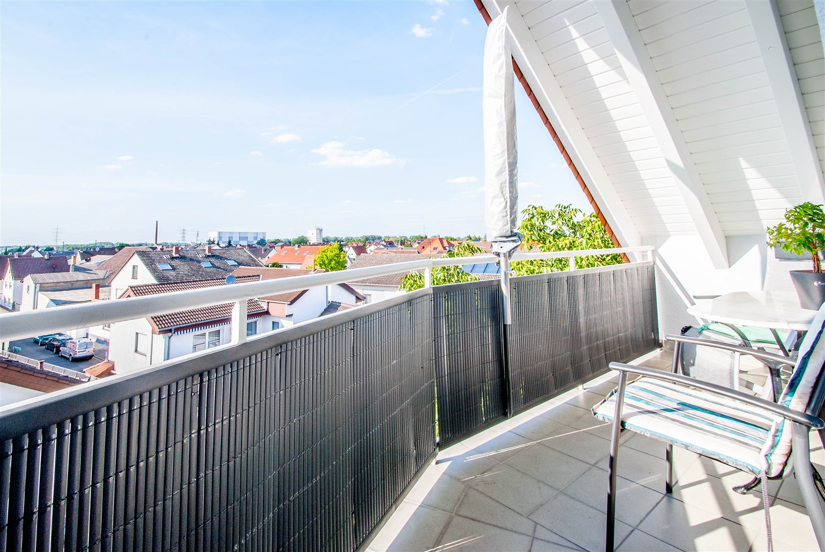 fernsicht von den dachwohnungen aus. unter dem weitem dachüberstand lässt sich's prima sitzen - Oliver Reifferscheid - Immobilienmakler Darmstadt