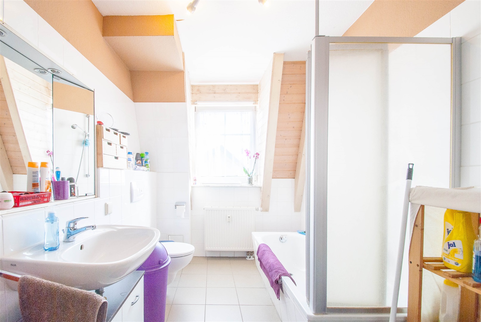 Die Badezimmer sind allesamt hell gefliest und in den Wohnung jeweils mit einer Badewanne ausgestattet. Teilweise sind sie auch zusätzlich mit einer Dusche versehen - Oliver Reifferscheid - Immobilienmakler Darmstadt