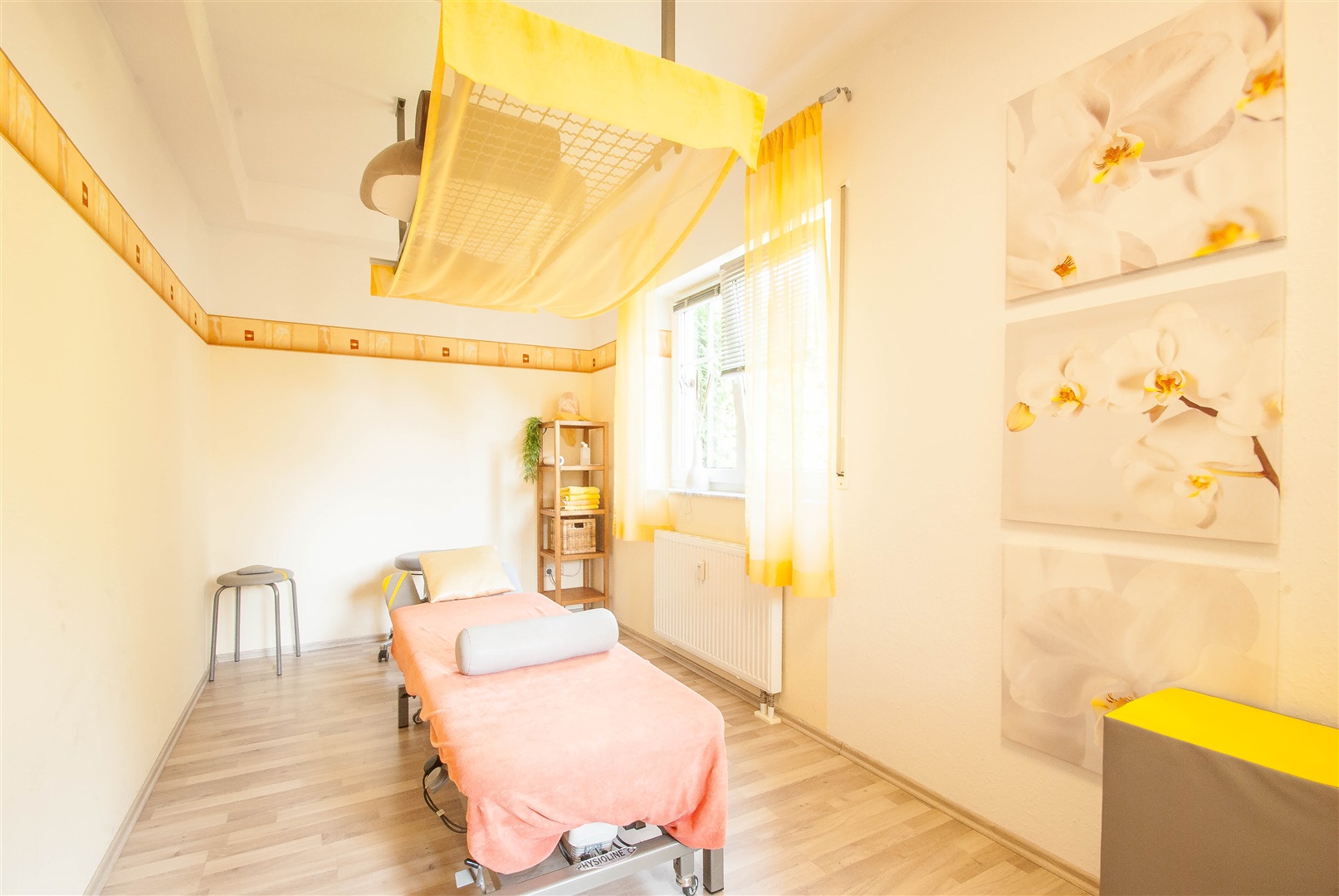 Behandlungszimmer der Praxis, die Praxis ist langjährig, zuverlässig vermietet - Oliver Reifferscheid - Immobilienmakler Darmstadt
