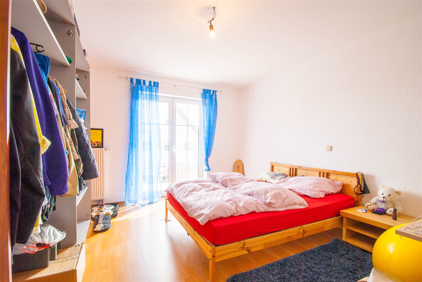 Schlafzimmer in einer 2 Zimmerwohnung im 1. OG mit Zugang zum großen Balkon - Oliver Reifferscheid - Immobilienmakler Darmstadt