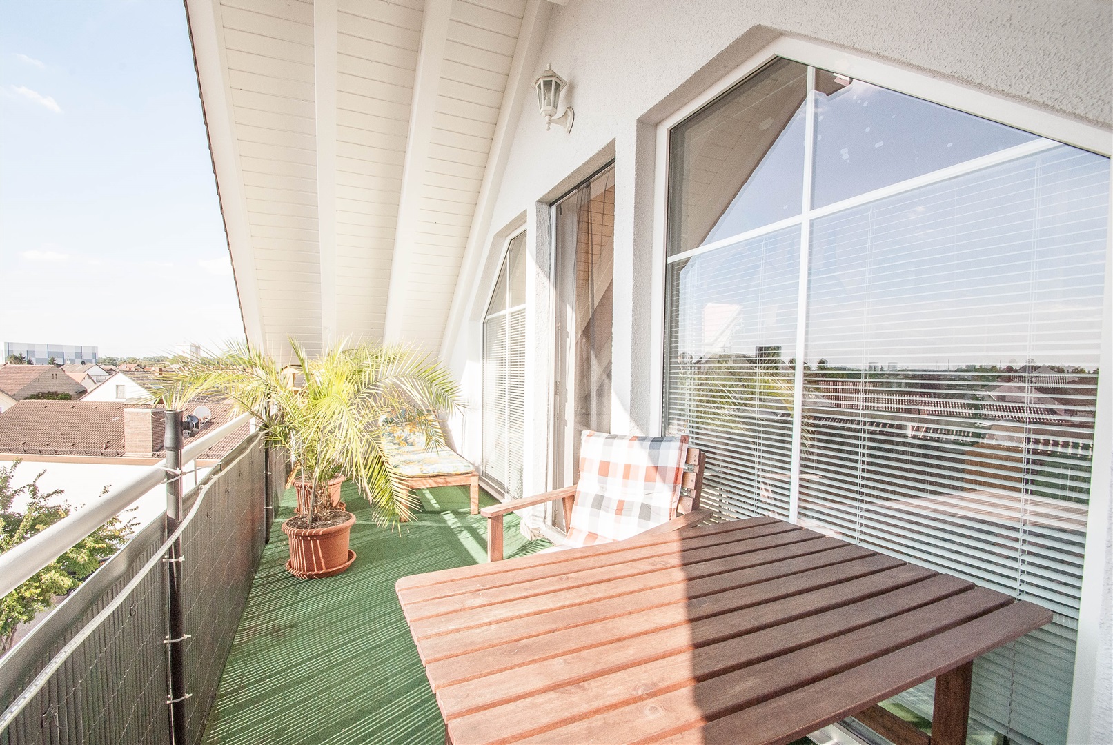 Sehr großer, hausbreiter Balkon im Dachgeschoss. Von hier haben Sie Blick über Biblis - Oliver Reifferscheid - Immobilienmakler Darmstadt
