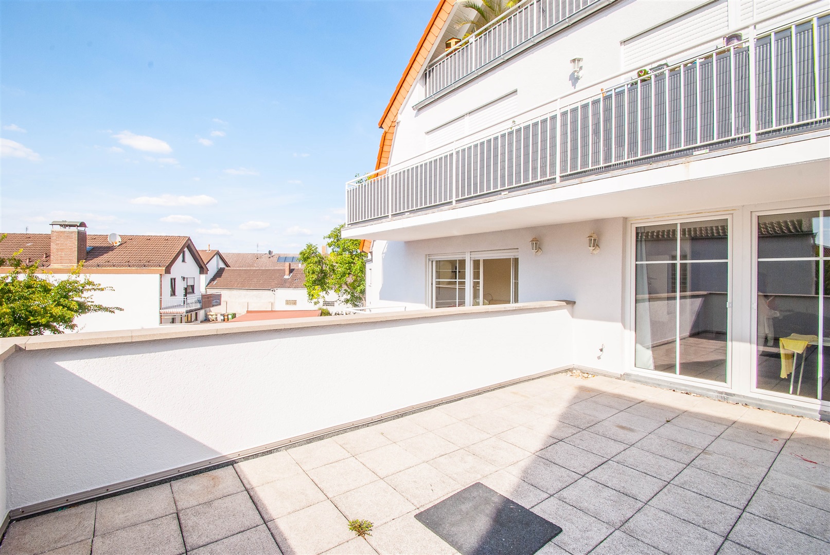 Zur Wohnung gehört eine riesige Sonnenterrasse und ein weiterer Balkon - Oliver Reifferscheid - Immobilienmakler Darmstadt