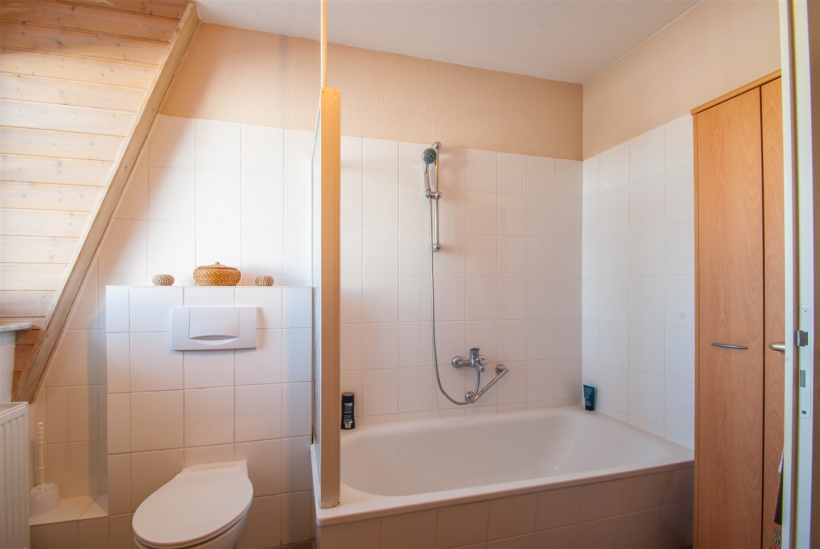 Modern und hell gefliestes Badezimmer - Oliver Reifferscheid - Immobilienmakler Darmstadt