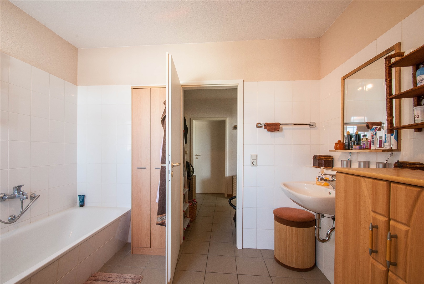 Gepflegtes Badezimmer mit einer Badewanne - Oliver Reifferscheid - Immobilienmakler Darmstadt