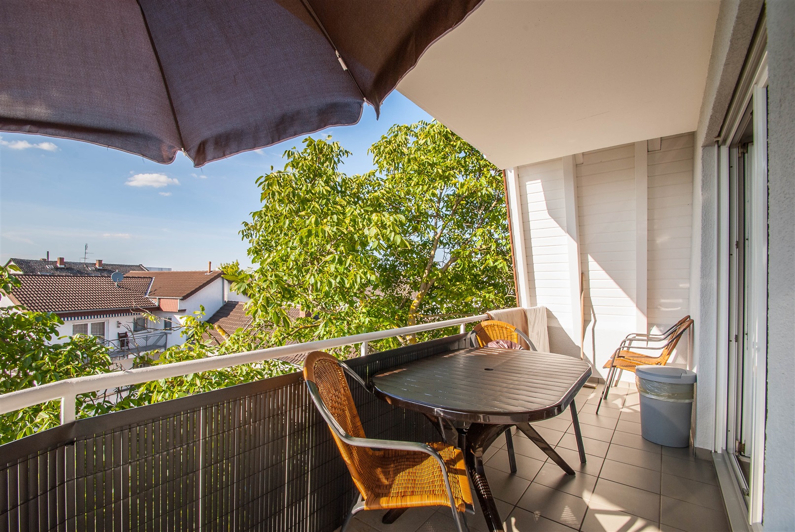 Toller, großer Balkon mit Blick über Biblis - Oliver Reifferscheid - Immobilienmakler Darmstadt