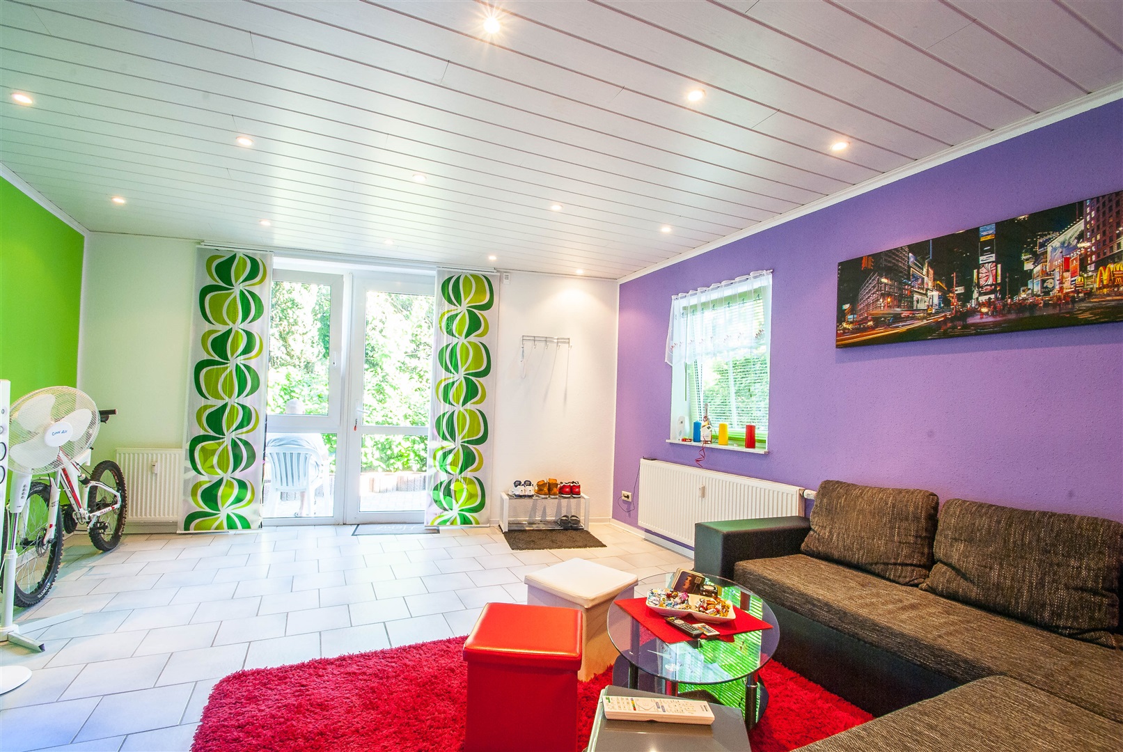 Eins von acht Appartements im EG. Alle Appartements sind vermietet, hell gefliest und mit Deckenspots versehen - Oliver Reifferscheid - Immobilienmakler Darmstadt