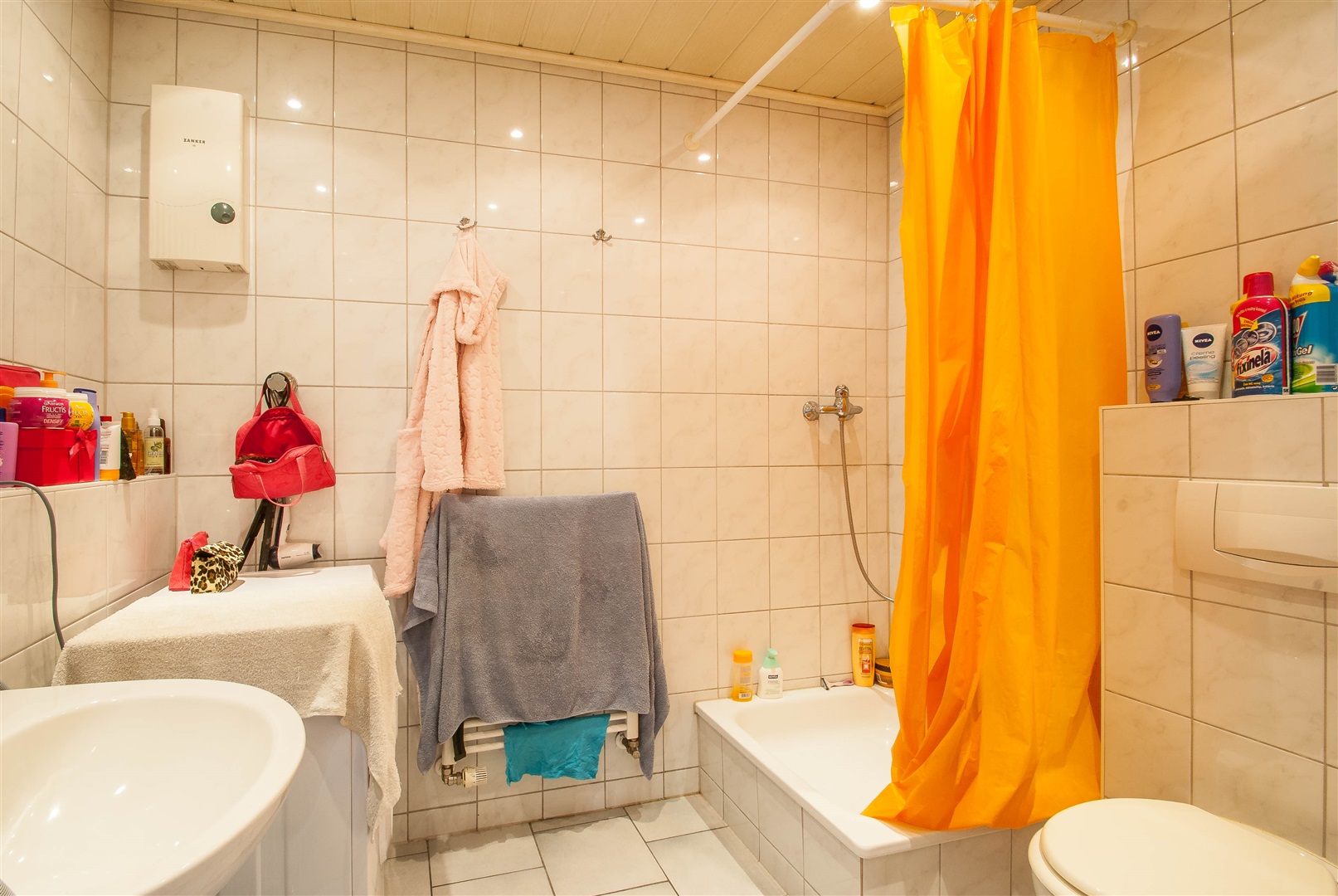 Sehr, sehr gepflegtes Badezimmer des Appartements mit Dusche und Platz für eine Waschmaschine - Oliver Reifferscheid - Immobilienmakler Darmstadt