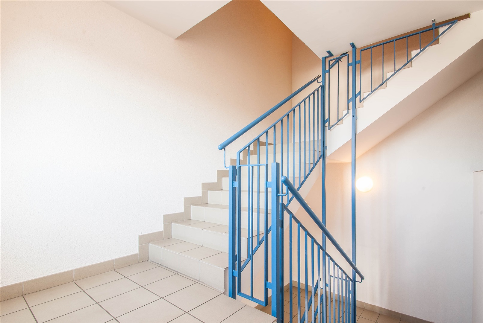 Sehr gepflegtes Treppenhaus, viel Platz - Oliver Reifferscheid - Immobilienmakler Darmstadt