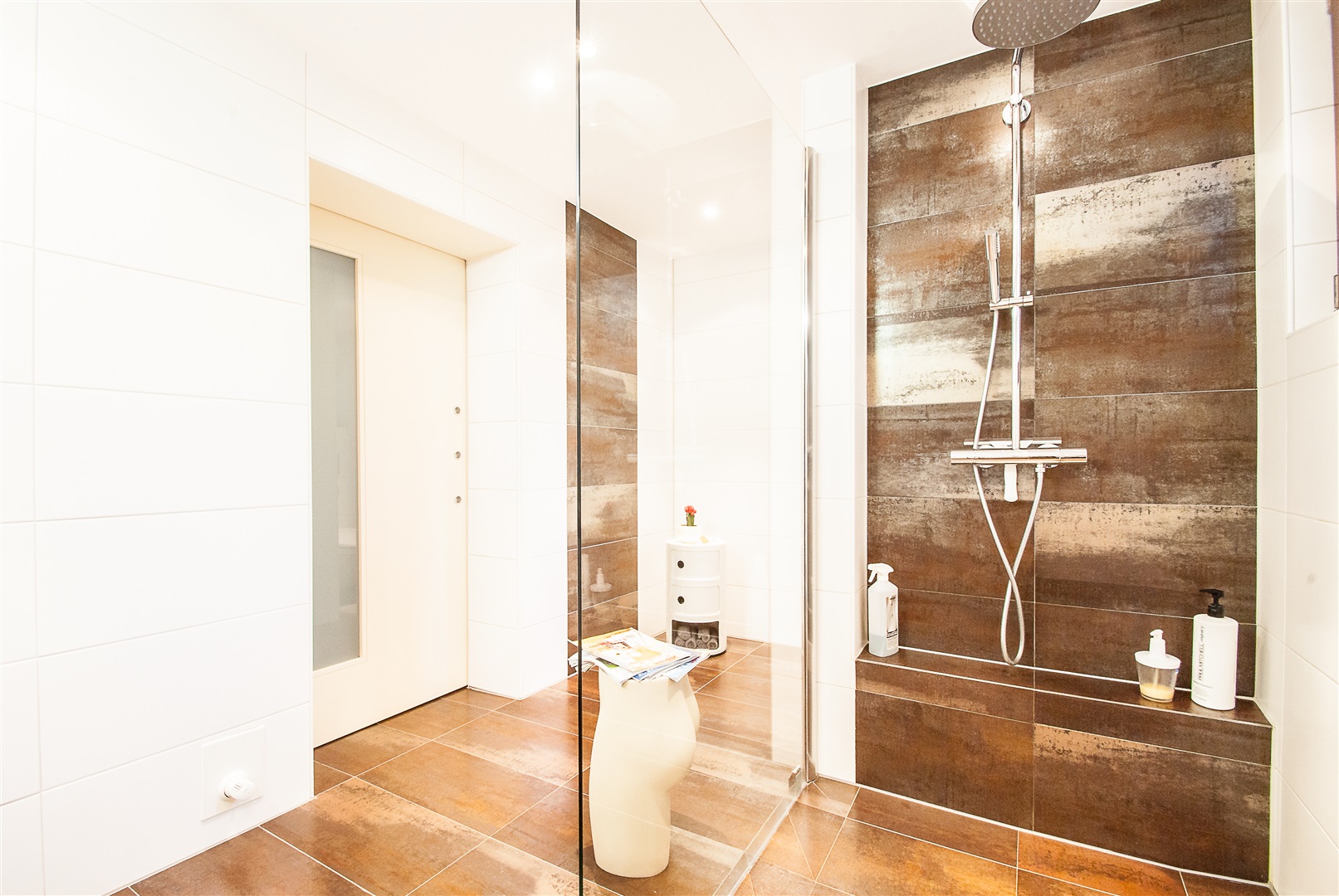 Umfangreich saniertes Bad mit bodengleicher, riesiger Dusche. Das Bad inkl. der Wasserleitungen wurde ca. 2011 für ca. 25.000,- Euro saniert - Oliver Reifferscheid - Immobilienmakler Darmstadt