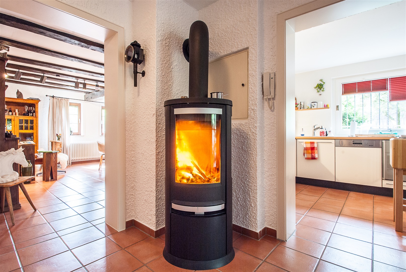 Der fast neuwertige Ofen von ca. 2013 im Haupthaus heizt laut Eigentümer große Teile des Hauses (hat ca. 3.000,- € gekostet und ist im kaufpreis enthalten) - Oliver Reifferscheid - Immobilienmakler Darmstadt