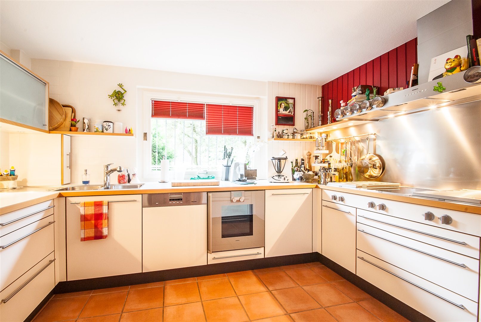 Die moderne Einbauküche (ca. 2009) wurde vom Schreiner auf Maß gerfertigt. Sie hat ca. 30.000,- € gekostet und ist im Kaufpreis enthalten. - Oliver Reifferscheid - Immobilienmakler Darmstadt