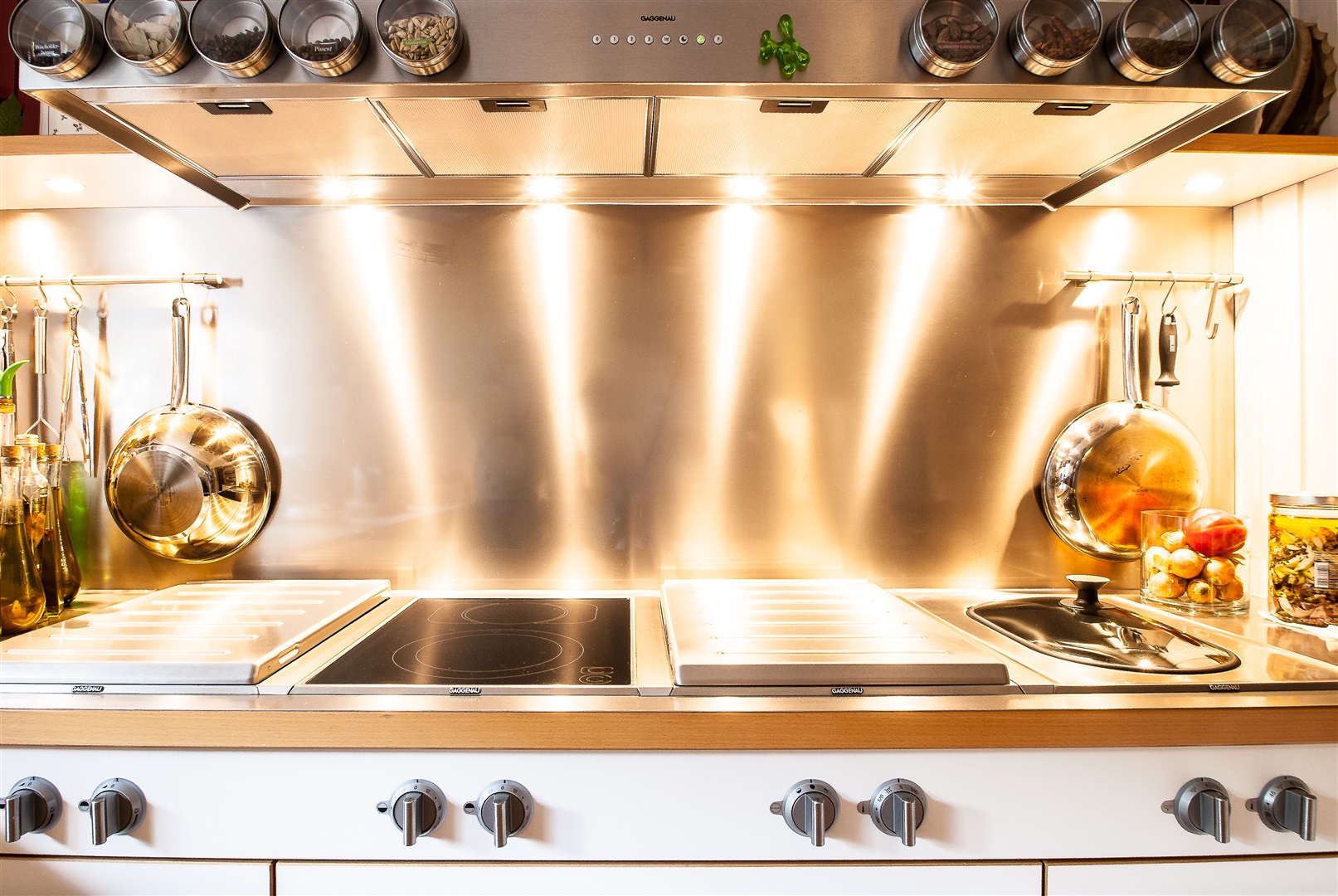 Gaggenau Ofen, Miele Spülmaschine, Gaggenau Teppan-yaki Grillplatte, 2 X Gas von Gaggenau, 2 x Cerankochplatte, Dampfgarer gaggenau, dunstabzugshaube mit abluft von gaggenau und spülbaren filtern - Oliver Reifferscheid - Immobilienmakler Darmstadt