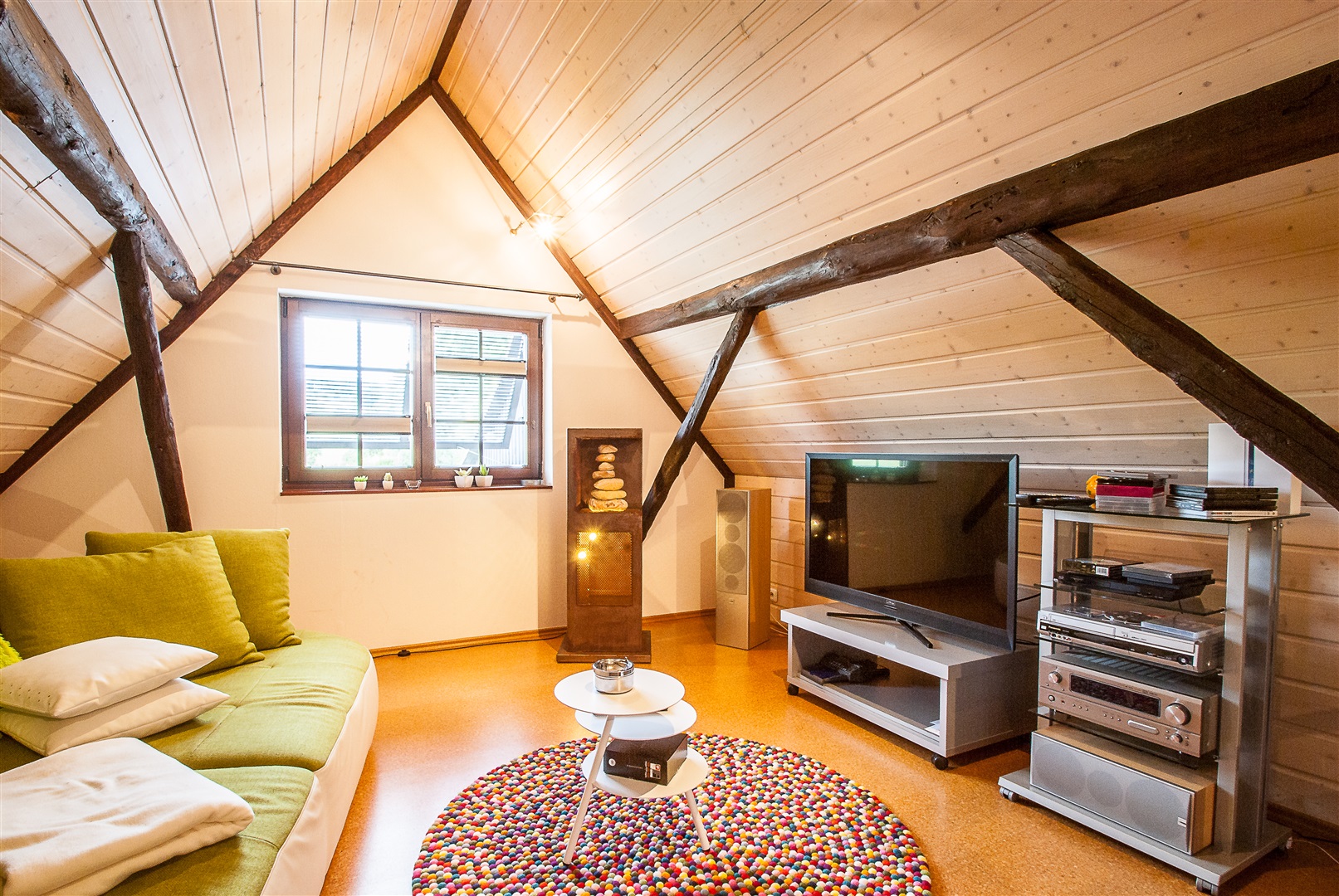 Schuckeliges Wohnzimmer im Spitzboden - Oliver Reifferscheid - Immobilienmakler Darmstadt