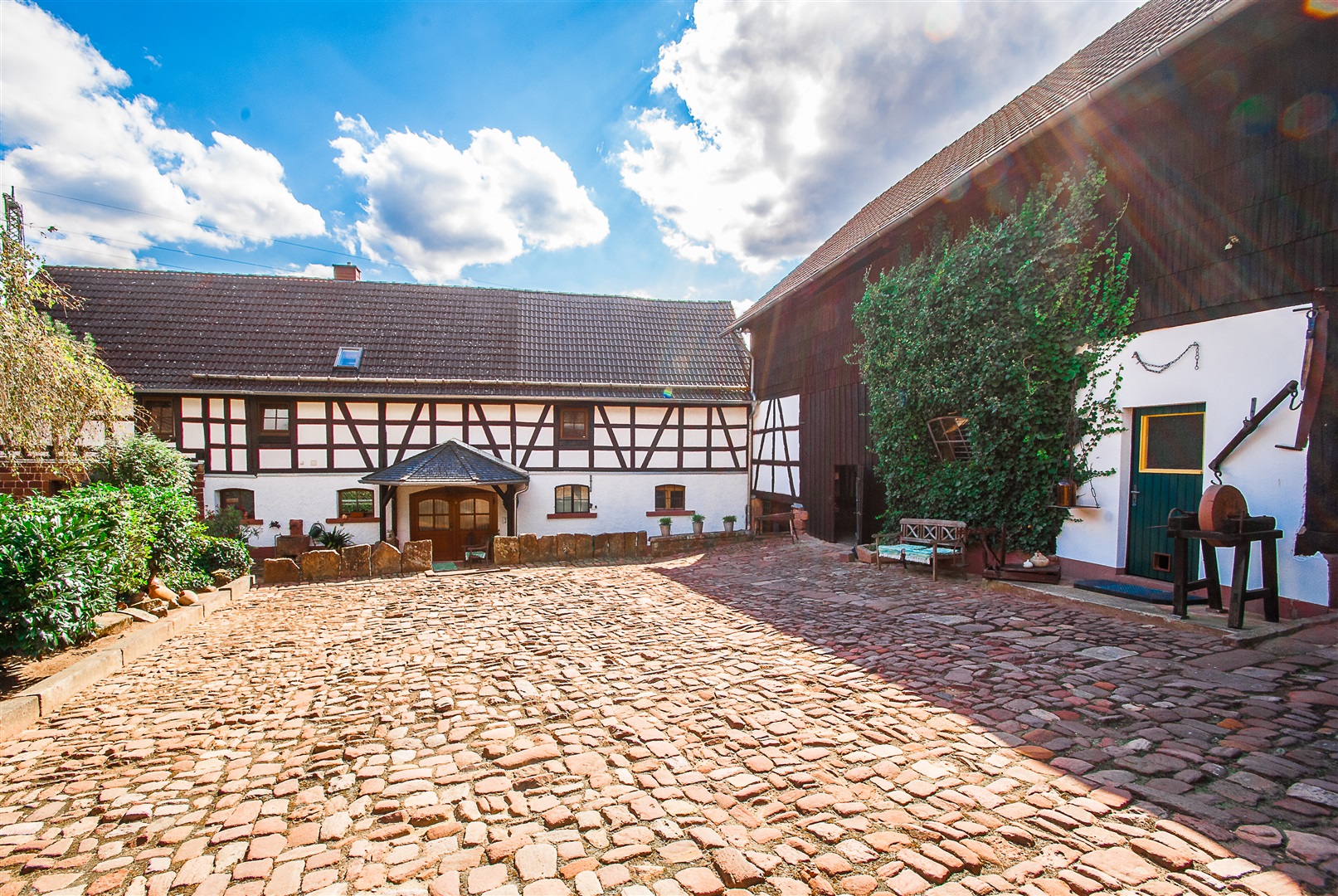 Klassischer Dreiseithof mit Haupthaus, Nebengebäude mit zwei schicken Wohnungen und dem Pferdestall - Oliver Reifferscheid - Immobilienmakler Darmstadt