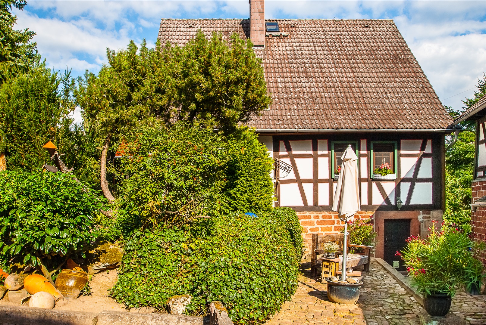 Fachwerkhaus als Haupthaus. Das gesamte Objekt ist wirklich liebevoll saniert worden. In jedem Jahr haben die Eigentümer etwas neues hinzugebaut oder verändert...  - Oliver Reifferscheid - Immobilienmakler Darmstadt