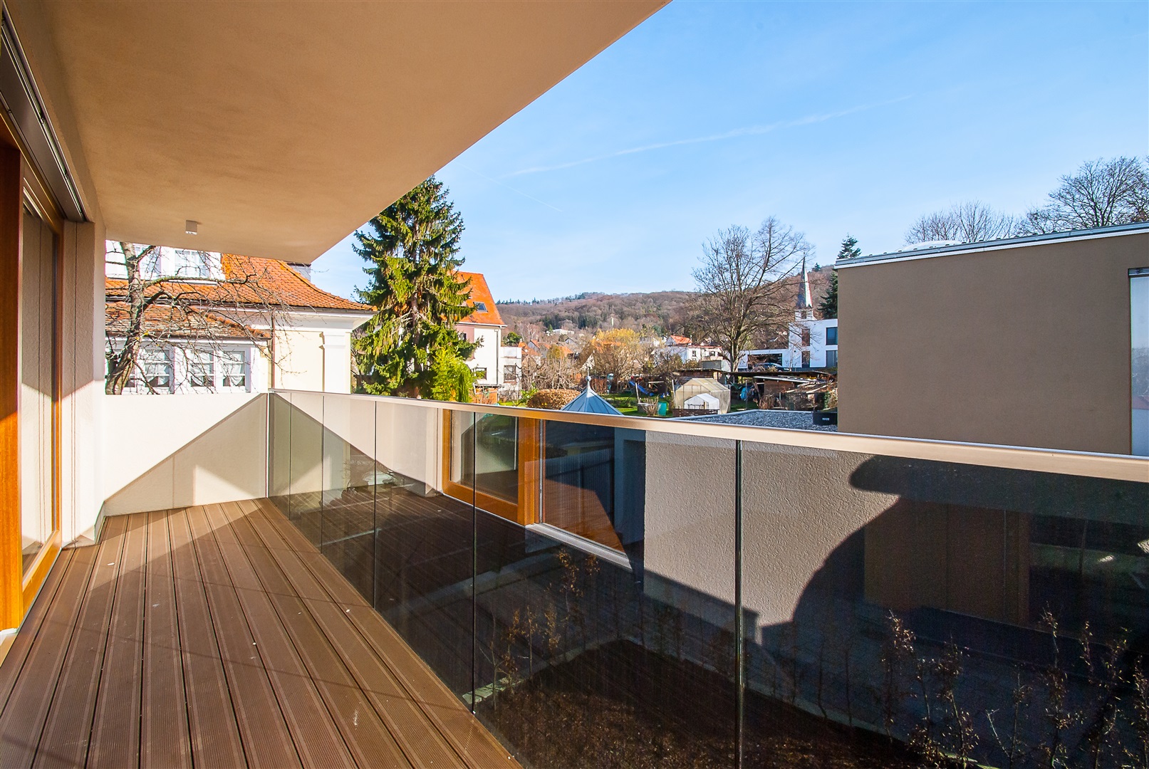Balkon der Elternsuite. Dielen in Holz-Optik auf dem Balkon mit Fernblick. - Oliver Reifferscheid - Immobilienmakler Darmstadt