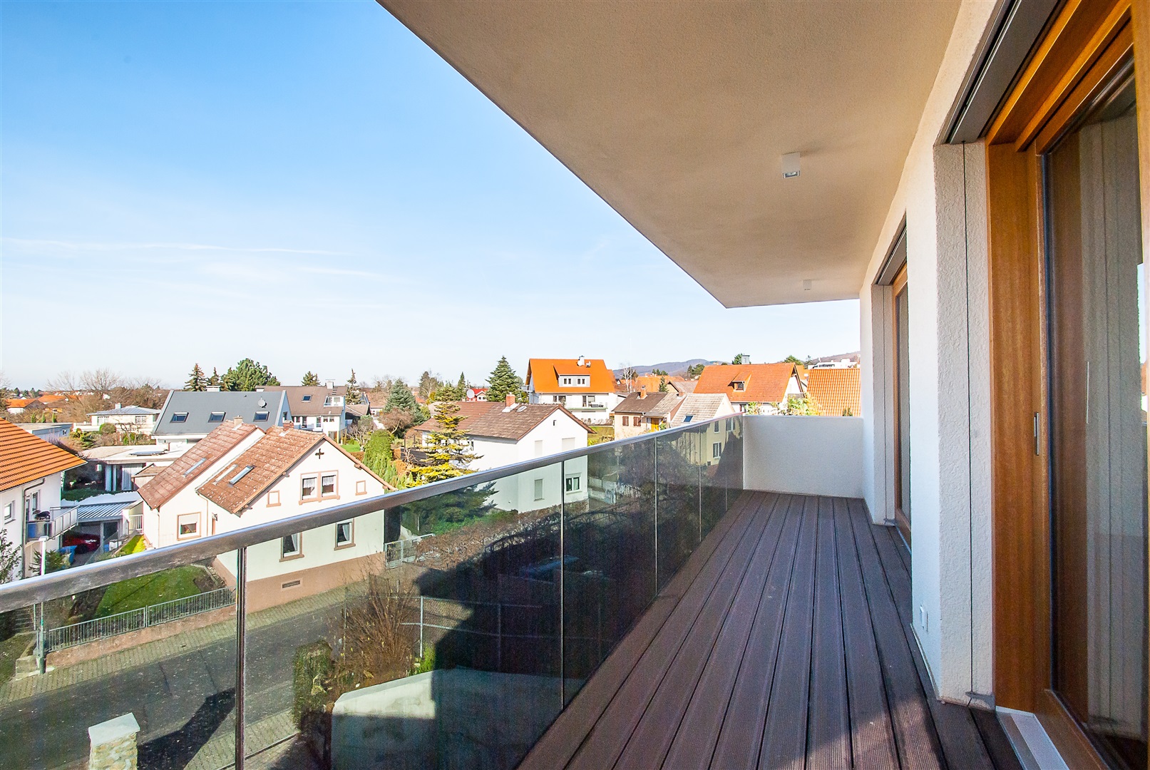 Balkon der Kinderzimmer. Blickdichte, getönte Scheiben am Balkon - Oliver Reifferscheid - Immobilienmakler Darmstadt