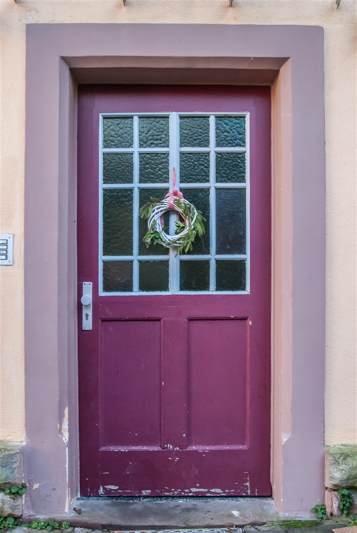 Originale Eingangstür mit modernem Glasdach. - Oliver Reifferscheid - Immobilienmakler Darmstadt