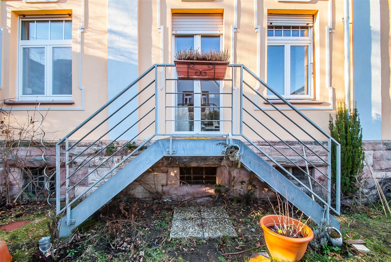 Feiner Treppenabstieg vom Wohnzimmer in den Garten. - Oliver Reifferscheid - Immobilienmakler Darmstadt